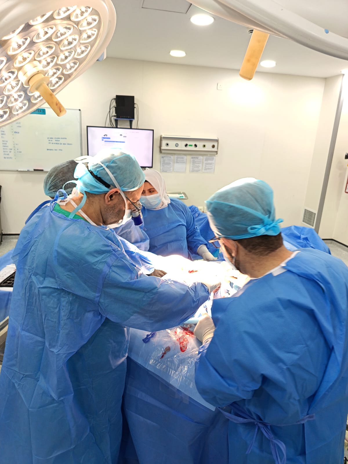 اجراء عملية لترميم الجمجمه